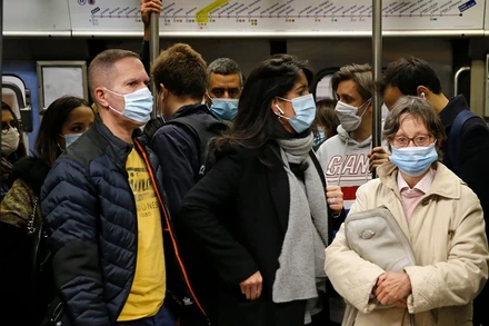Hành khách trên tàu điện ngầm tại Paris, Pháp. (Ảnh: Getty Images)