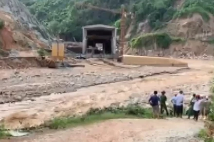 Tuyến đường huyến mạch vào các xã vùng cao: Phước Thành, Phước Lộc… bị sạt lở nặng nề. 