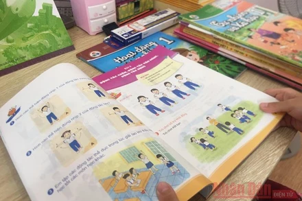 SGK lớp 1 mới được in bốn màu để thể hiện tốt hơn nội dung, giúp học sinh tiếp nhận thông tin, kiến thức (Ảnh: ĐỨC DUY)