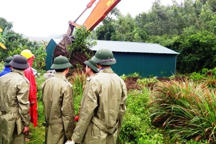 Lực lượng chức năng bảo đảm an ninh trật tự cho việc cưỡng chế giải phóng mặt bằng.