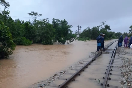 Tạm dừng tàu Thống Nhất từ Hà Nội đi Vinh, Huế