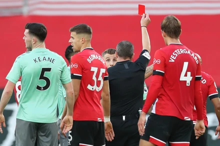 Trọng tài phạt thẻ đỏ cầu thủ Digne của Everton.