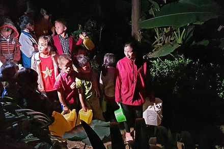 Cô Lò Thị Lan và học trò vượt rừng núi tìm nước sạch sau giờ tan học.