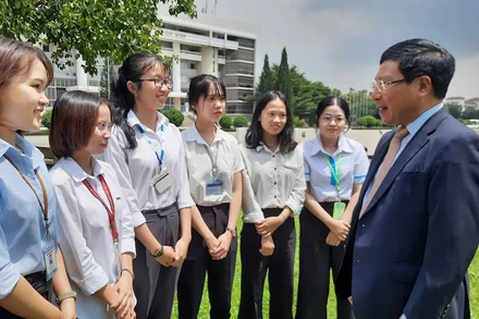 Phó Thủ tướng Phạm Bình Minh trao đổi với sinh viên Đại học quốc gia TP Hồ Chí Minh.