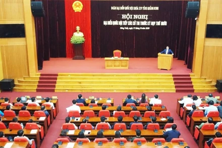 Quang cảnh buổi tiếp xúc cử tri tại thị xã Đông Triều (Quảng Ninh).