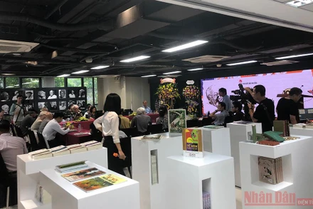 Các tác phẩm của Tô Hoài và những bức ảnh chân dung của ông được trưng bày tại buổi tọa đàm.