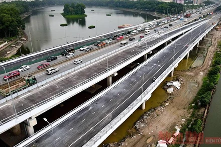 Cầu vượt thấp và nhánh kết nối với đường Vành đai 3 trên cao. (Ảnh: HÀ NAM)