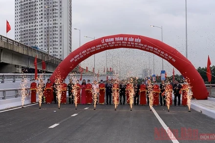 Các đồng chí lãnh đạo và đại biểu cắt băng khánh thành cầu vượt thấp qua hồ Linh Đàm.
