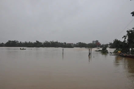 Mưa lớn kết hợp các hồ thủy lợi đồng loạt xã lũ gây ngập lụt, chia cắt một số xã ở Hương Khê, Vũ Quang