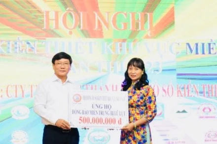 Hội đồng Xổ số kiến thiết khu vực miền nam trao số tiền 500 triệu đồng, giúp đỡ đồng bào miền trung đang bị thiên tai lũ lụt.