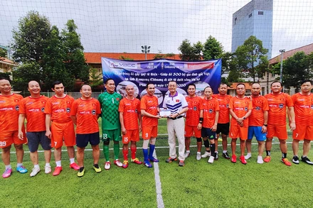 Đại diện doanh nghiệp trao tiền ủng hộ bà con