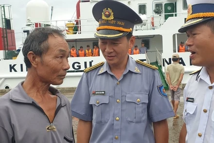 Lực lượng hải quân và kiểm ngư chia sẻ, động viên tinh thần một thuyền viên tàu cá BĐ 98658 TS.