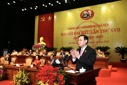 Đồng chí Vương Đình Huệ, Uỷ viên Bộ Chính trị, Bí thư Thành uỷ Hà Nội khoá XVII đọc diễn văn bế mạc đại hội.