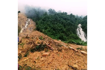 Sạt lở núi san phẳng trạm bảo vệ rừng Khe Voi (Quảng Bình).