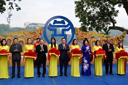 Các đồng chí lãnh đạo thành phố và các đại biểu cắt băng khai mạc triển lãm. (Ảnh: DUY LINH)