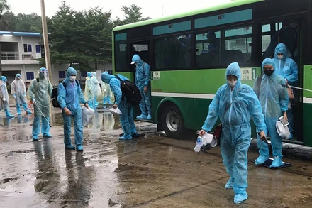 Lực lượng chức năng tỉnh Đồng Nai tiếp nhận, cách ly tập trung công dân Việt Nam trở về từ nước ngoài.