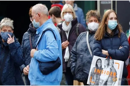 Khách hàng đeo khẩu trang khi tới phố mua sắm Schloss Strasse tại Đức. (Ảnh: Reuters)