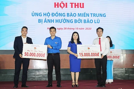 Đại diện Thành đoàn, Hội Sinh viên TP Hà Nội tiếp nhận ủng hộ nhân dân miền trung từ các cơ sở Đoàn, Hội trường đại học, cao đẳng, học viện trên địa bàn Thủ đô.