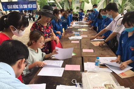 Sinh viên làm thủ tục nhập học tại Trường đại học Thăng Long sáng 5-10. Ảnh: THẠCH PHAN