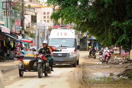  Xe cứu thương đưa các nạn nhân của đoàn công tác gặp nạn tại Tiểu khu 67 về Bệnh viện Quân y 268 (TP Huế). 