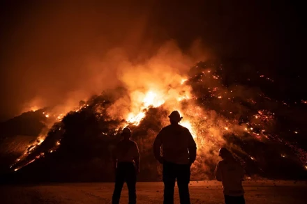 Trận cháy rừng đốt cháy các ngọn đồi ở Los Angeles vào ngày 15-9. Ảnh: Shutterstock.