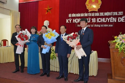 Thường trực HĐND tỉnh chúc mừng đồng chí Trần Huy Tuấn, Chủ tịch UBND tỉnh Yên Bái (người đứng bên phải). 