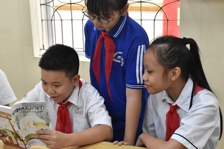 Các học sinh Trường THCS Hồng Bàng (Hải Phòng) đang đọc sách tại lớp học.