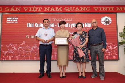 Ban Tổ chức trao giải cho nhóm tác giả thực hiện là Dự án nghệ thuật công cộng phường Phúc Tân (quận Hoàn Kiếm)