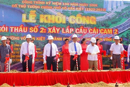 Động thổ công trình đường gói thầu số 2 - Xây lắp cầu Cái Cam 2 thuộc dự án đường Võ Văn Kiệt. 