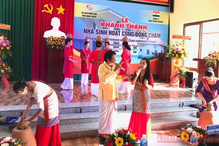 Biểu diện văn nghệ chào mừng lễ Khánh thành Nhà sinh hoạt cộng đồng Chăm.