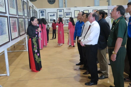 Đông đảo người xem Triển lãm bản đồ và trưng bày tư liệu "Hoàng Sa, Trường Sa của Việt Nam-Những bằng chứng lịch sử và pháp lý".