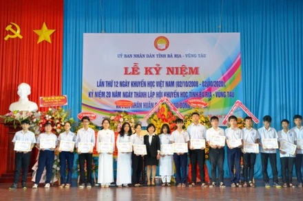 Đại diện Tập đoàn Novaland trao học bổng cho các em học sinh, sinh viên tỉnh Bà Rịa-Vũng Tàu. 