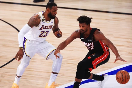 LeBron James và Jimmy Buttler đã có màn đọ sức căng thẳng và hấp dẫn. (Ảnh: NBA)