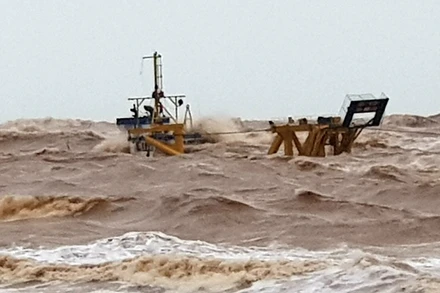 Mười người còn sống trên tàu Vietship 01 và hai người mất tích, trong khi biển động dữ dội.