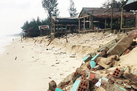 Cảnh đổ nát sau vụ sạt lở bãi tắm xã Gio Hải.