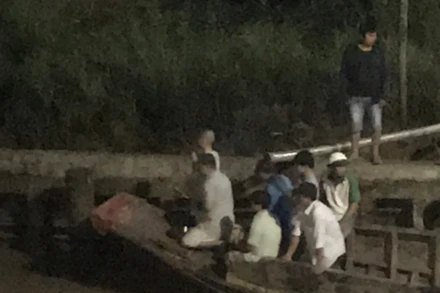 Lực lượng chức năng tìm kiếm hai người mất tích ngay trong đêm. (Ảnh: Cơ quan công an cung cấp).