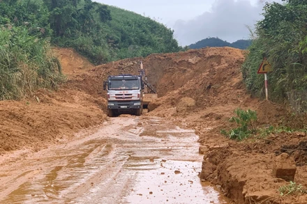 Tuyến đường Trường Sơn Đông, đoạn qua xã Sơn Long, huyện miền núi Sơn Tây (Quảng Ngãi) bị sạt lở nghiêm trọng, gây ách tắc giao thông. 