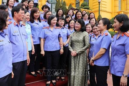 Phó Chủ tịch nước Đặng Thị Ngọc Thịnh gặp mặt các nữ công chức tiêu biểu của ngành Kiểm sát nhân dân. Ảnh: TTXVN