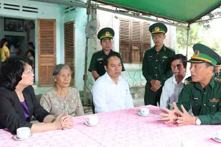 Phó Chủ tịch nước Đặng Thị Ngọc Thịnh thăm hỏi thân nhân Thượng úy Phạm Ngọc Hải cùng cán bộ, chiến sĩ Bộ đội Biên phòng tỉnh Kon Tum.