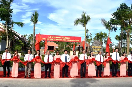 Lãnh đạo Trung ương cùng địa phương cắt băng khánh thành Công viên văn hóa và Khu lưu niệm đồng chí Tố Hữu.