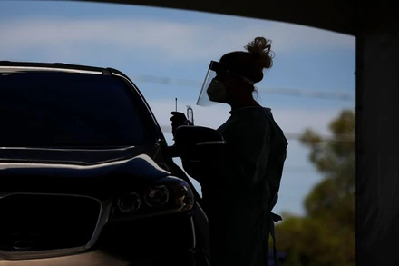 Nhân viên y tế lấy mẫu xét nghiệm Covid-19 tại TP Las Vegas, Mỹ, tháng 7-2020. (Ảnh: AP)