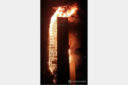 Lửa bốc lên ngùn ngụt trong đêm. (Ảnh: Yonhap)