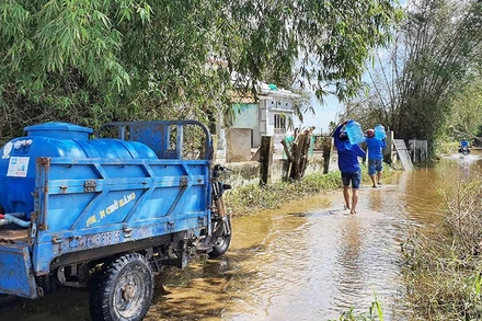 Lực lượng thanh niên tình nguyện vận chuyển nước ngọt đến từng nhà dân.