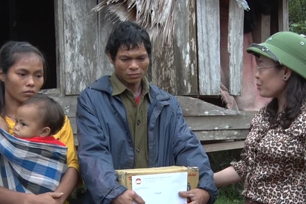 Đại diện lãnh đạo MTTQ VN tỉnh Quảng Bình thăm, động viên gia đình nạn nhân.