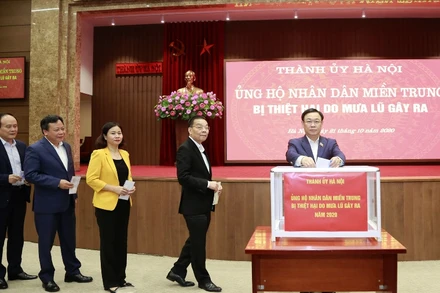 Bí thư Thành ủy Vương Đình Huệ cùng các đồng chí lãnh đạo thành phố Hà Nội quyên góp ủng hộ đồng bào miền trung bị thiệt hại do mưa lũ gây ra.