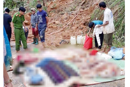 Thi thể gia đình anh Phơi được cơ quan chức năng tìm thấy hồi 10 giờ 30 ngày 18-10.