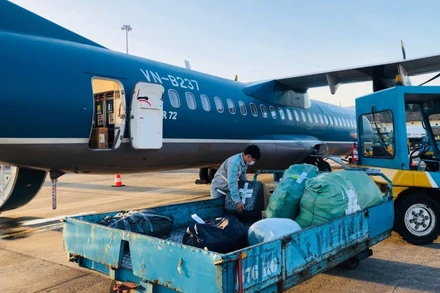 Các hãng hàng không “tiếp sức” cho miền trung