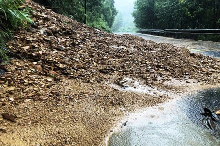 Nhiều điểm sạt lở nghiêm trọng tại Thừa Thiên-Huế. Ảnh: CÔNG HẬU