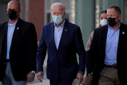 Ứng cử viên Tổng thống Mỹ Joe Biden (đứng giữa) có kết quả âm tính với virus SARS-CoV-2 ở lần xét nghiệm thứ hai. Ảnh: Reuters