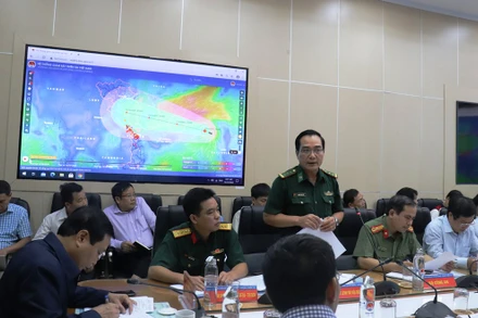 Cuộc họp ứng phó với áp thấp nhiệt đới trên biển Đông và tình hình mưa lũ sáng 12-10.